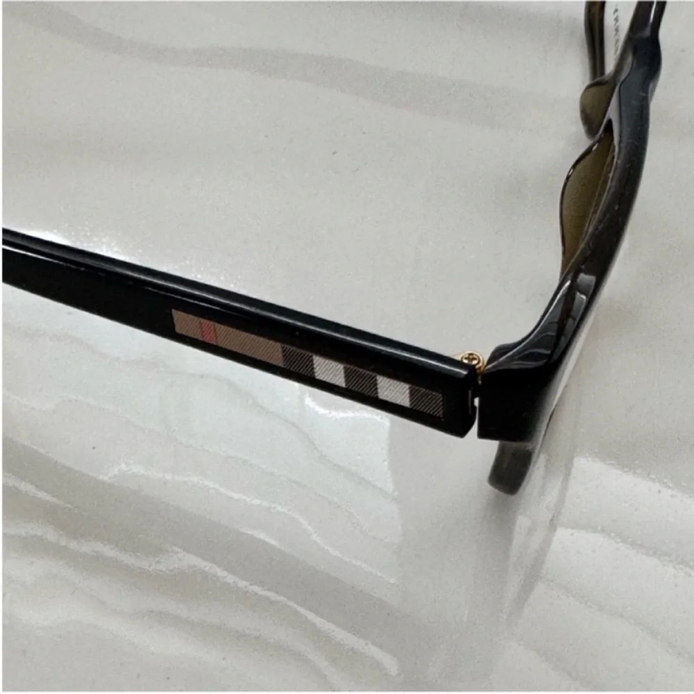 Burberry Elegant Black and Brown Glasses